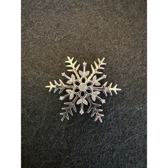 925‎ KPJ India Silver Cubic Zirconia Snowflake Brooch Pin Winter 1.5 inch - Picture 1 of 4